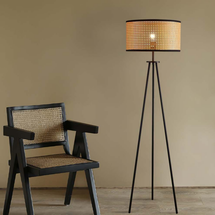 Lampa podłogowa z trzema nogami z rattanu