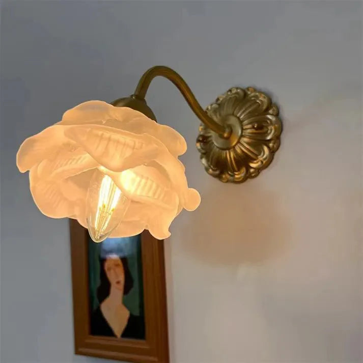 Vintage miedziana lampa ścienna w kształcie płatka kwiatu