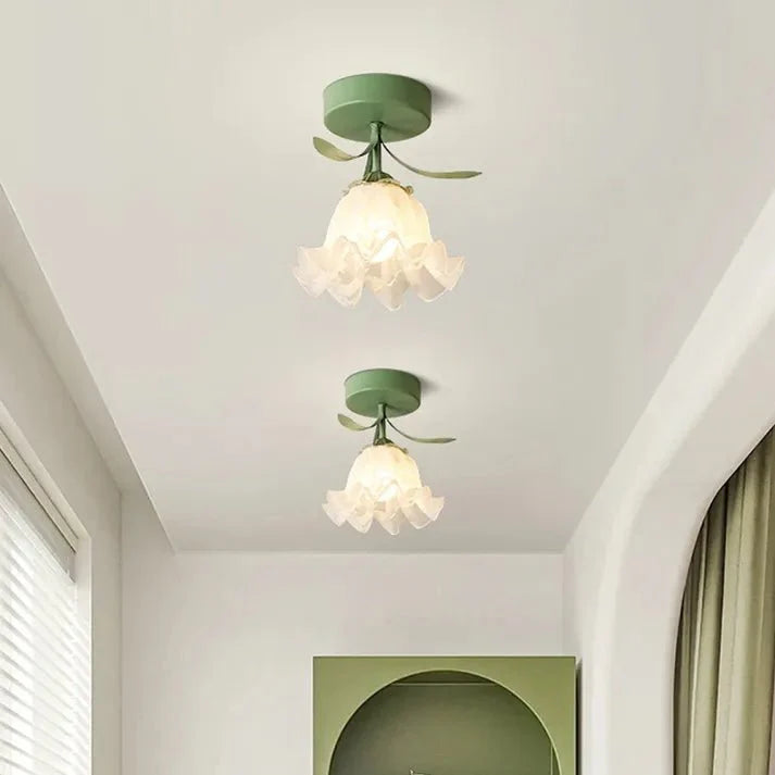 Prosta lampa sufitowa Tiffany z mini kwiatami