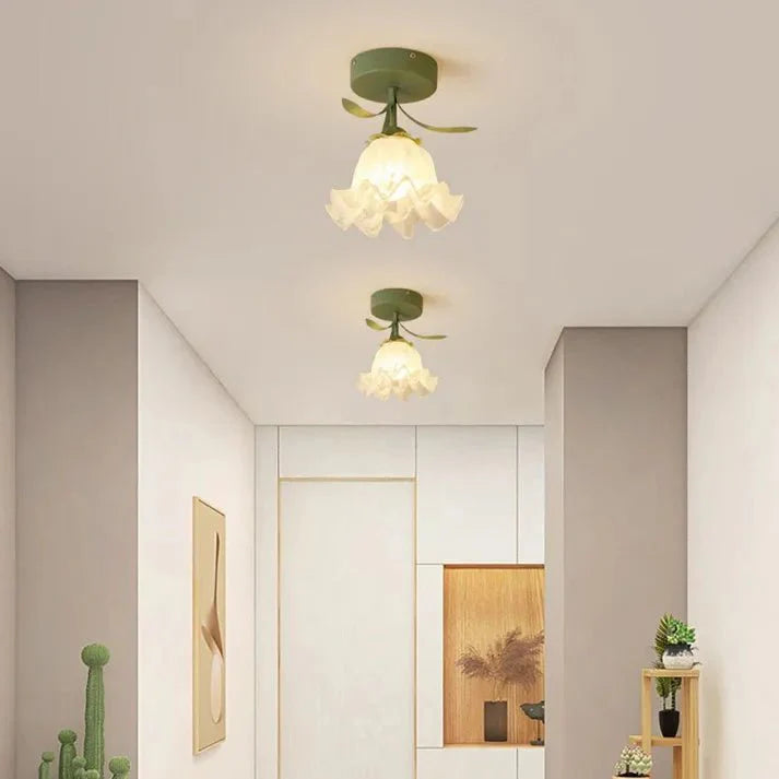 Prosta lampa sufitowa Tiffany z mini kwiatami