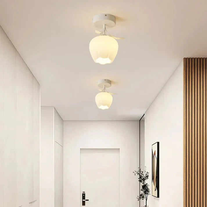 Prosta lampa sufitowa Tiffany z mini kwiatami