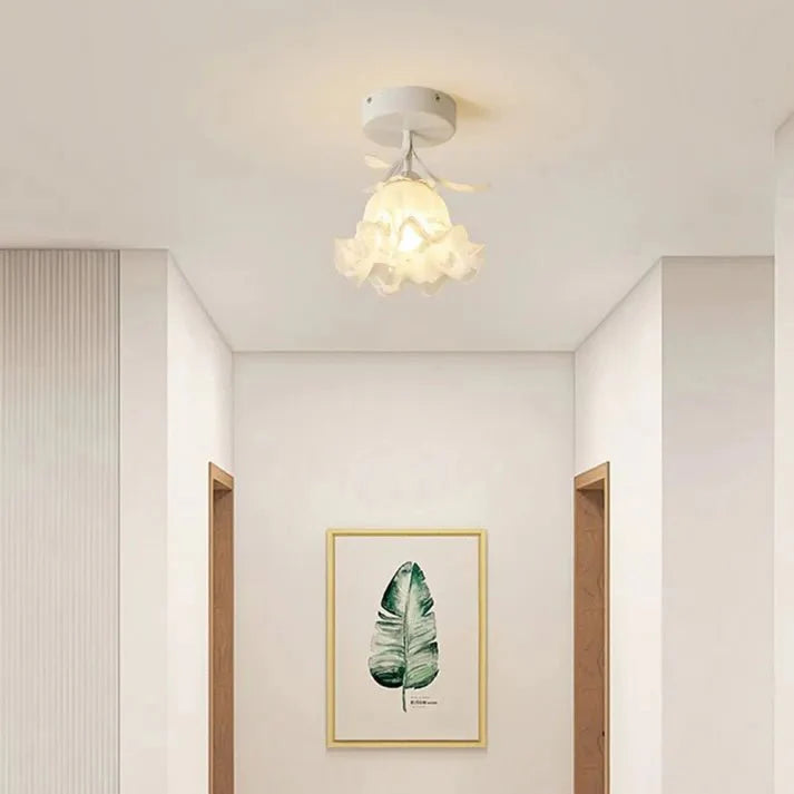 Prosta lampa sufitowa Tiffany z mini kwiatami