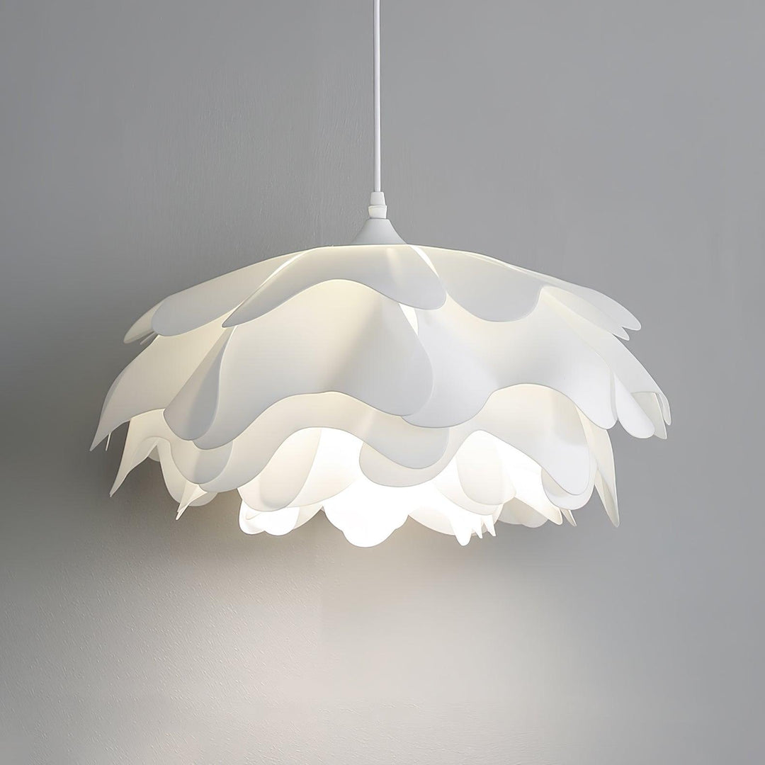 Biała lampa wisząca w kształcie kwiatu
