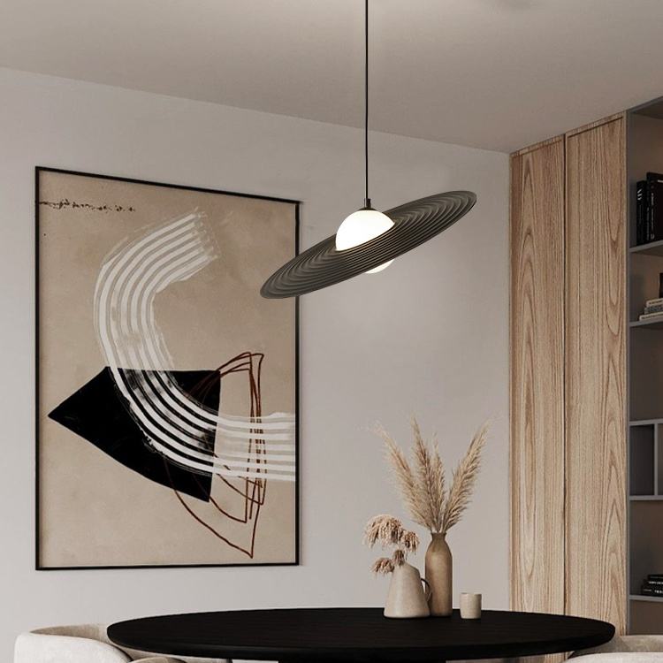 Postmodernistyczna lampa wisząca