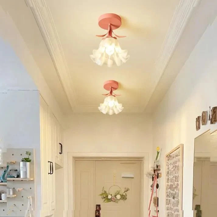 Prosta lampa sufitowa Tiffany z mini kwiatami