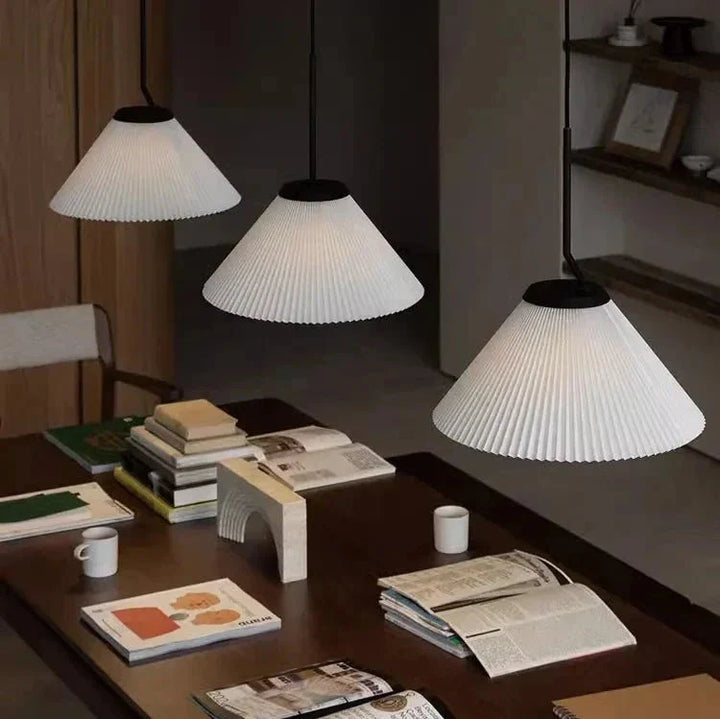 Nordycka plisowana lampa wisząca w kolorze kremowym