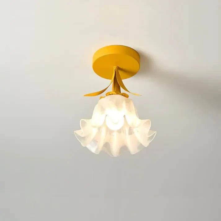 Prosta lampa sufitowa Tiffany z mini kwiatami