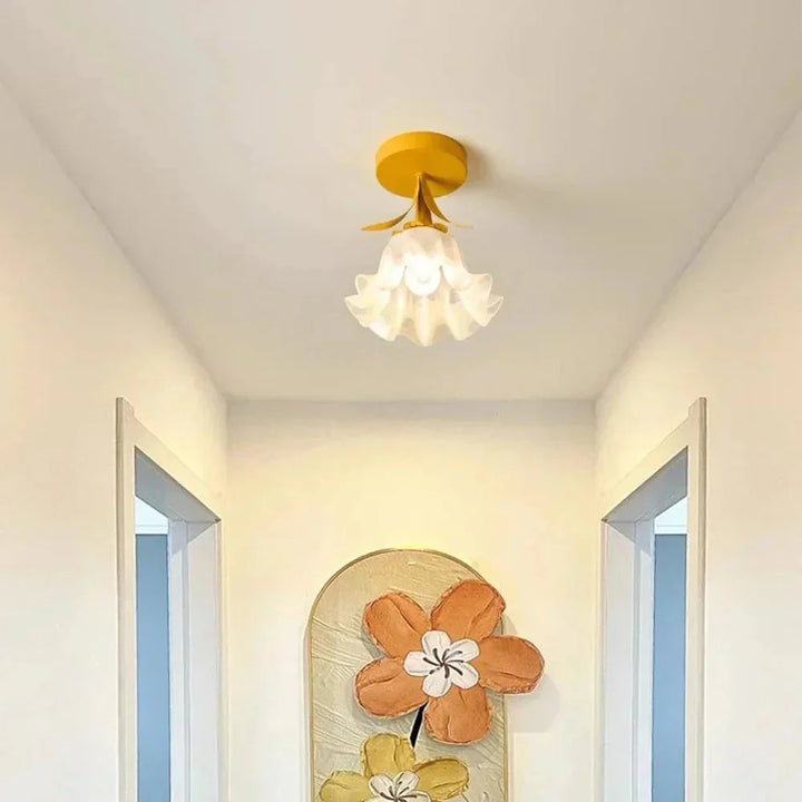Prosta lampa sufitowa Tiffany z mini kwiatami