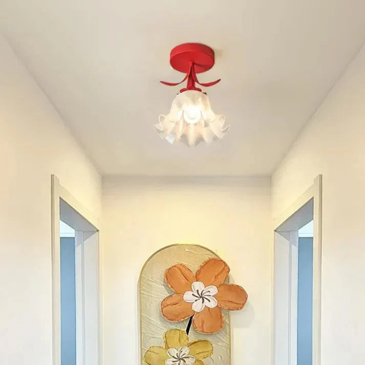Prosta lampa sufitowa Tiffany z mini kwiatami